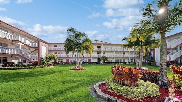 view of property's community featuring a lawn