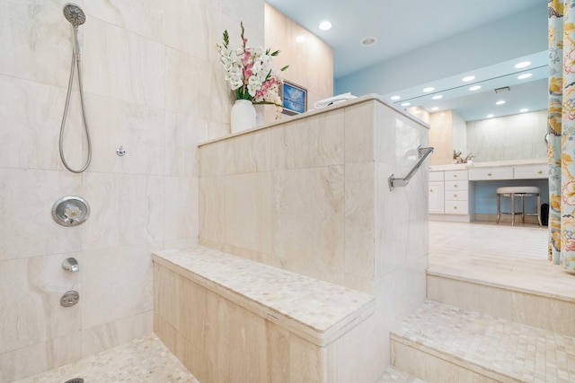 bathroom featuring tiled shower