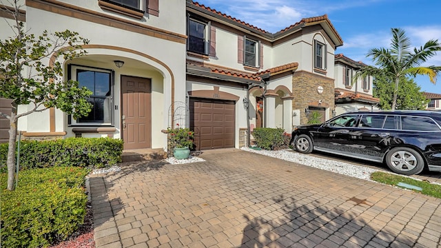 view of front facade featuring a garage