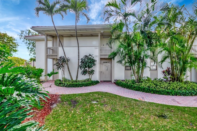 view of front of property with a front lawn