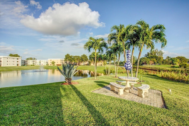 view of yard featuring a water view