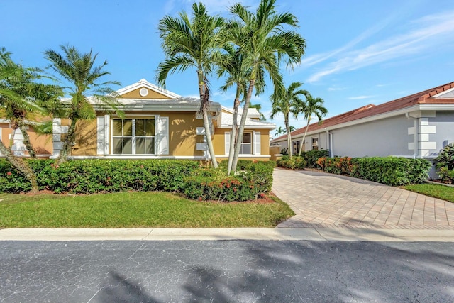 view of front of property with a front yard