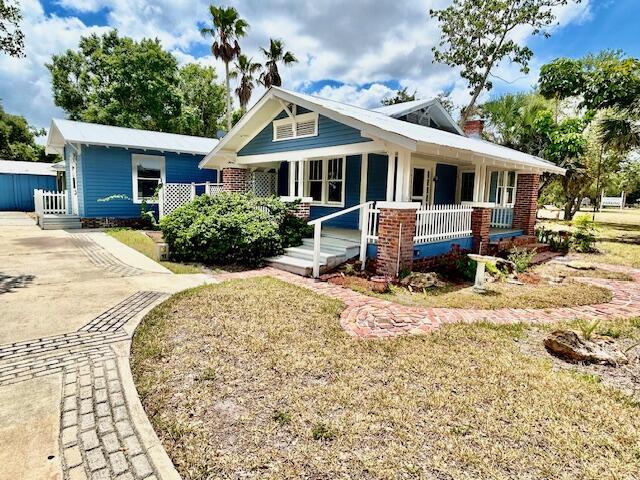 view of front of home featuring a front lawn and covered porch