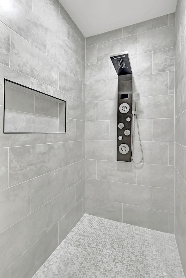 bathroom featuring tiled shower