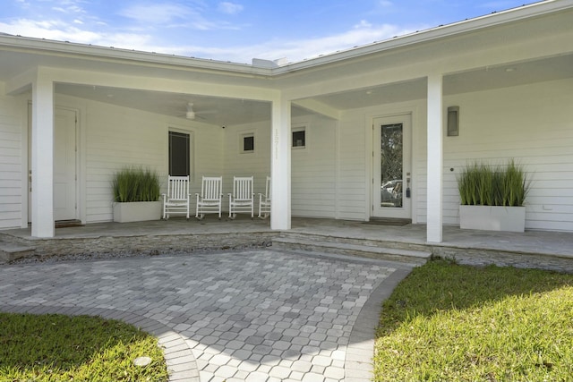 property entrance with ceiling fan and covered porch