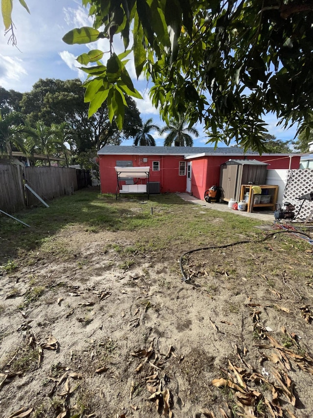 view of yard with a shed