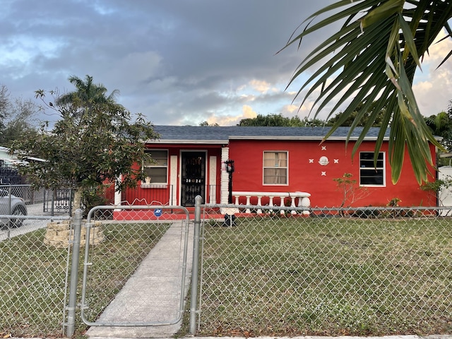 view of front of house featuring a front yard