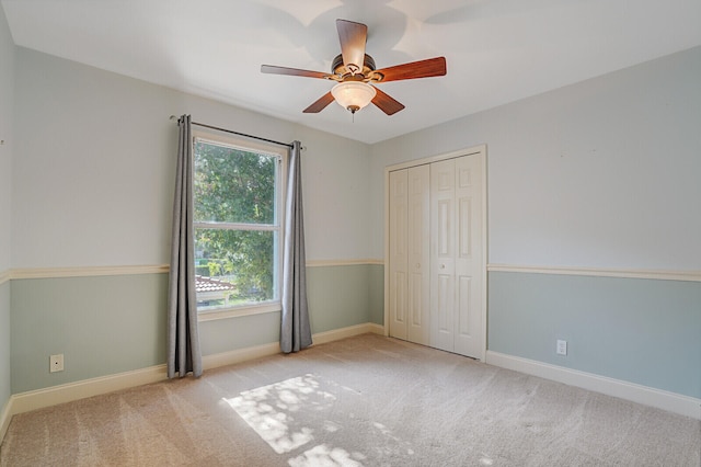 carpeted empty room featuring ceiling fan