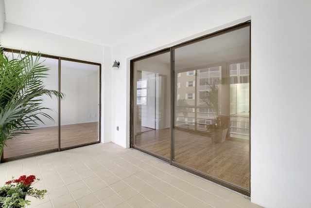 unfurnished room with light tile patterned floors