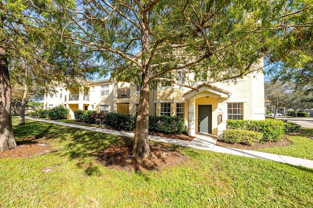 view of front of property featuring a front lawn