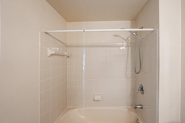 bathroom featuring tiled shower / bath