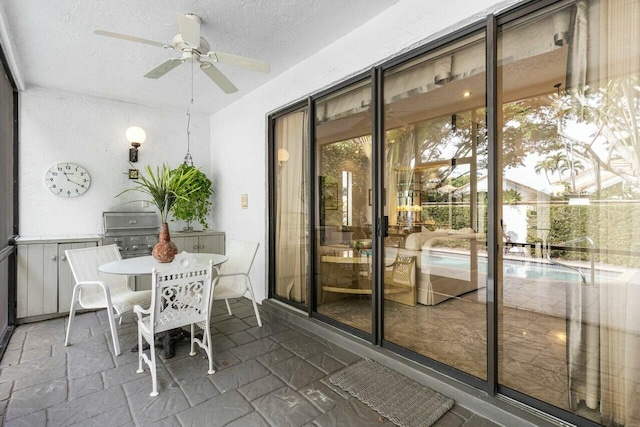 sunroom with ceiling fan