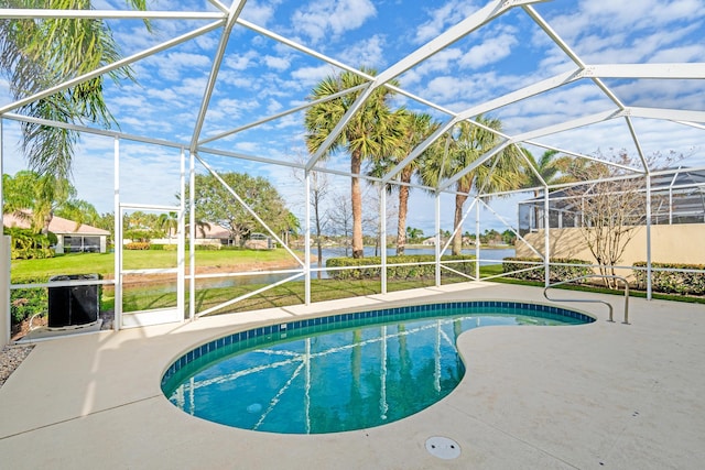 view of pool featuring a lanai, central AC, a patio area, and a yard