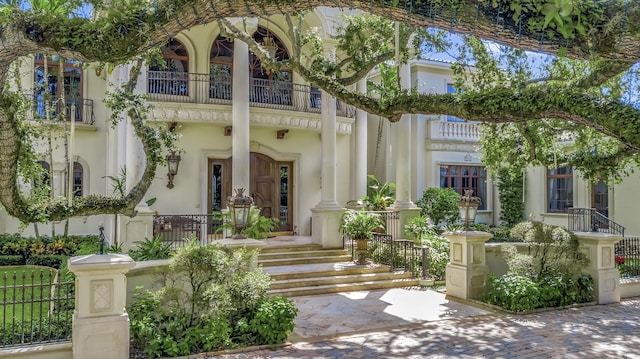 property entrance featuring a balcony