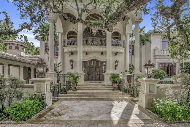 property entrance featuring a balcony