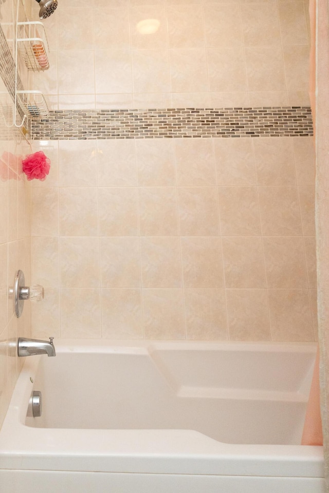 bathroom with tiled shower / bath