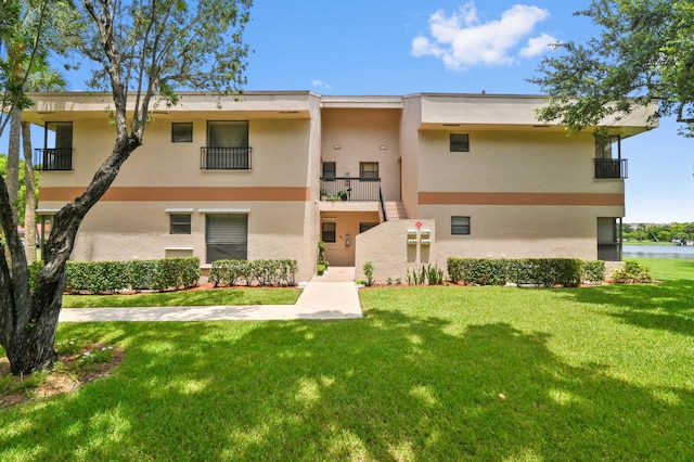 view of front of home featuring a front lawn