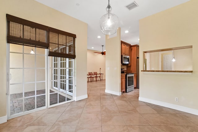 empty room featuring light tile patterned floors and ceiling fan