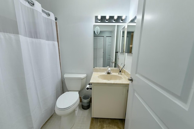 bathroom featuring a shower with curtain, vanity, and toilet