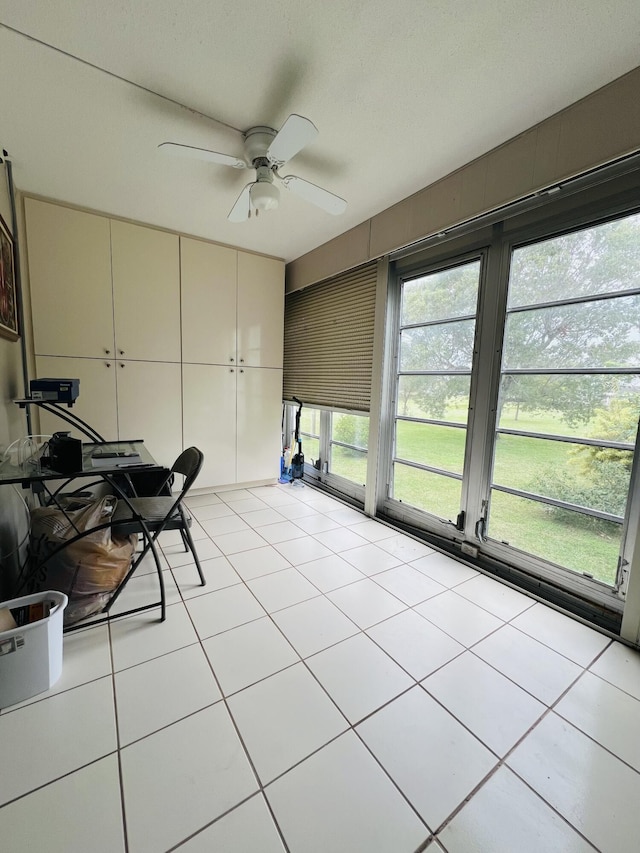 sunroom / solarium with ceiling fan