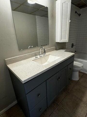 full bathroom with vanity, toilet, and tiled shower / bath