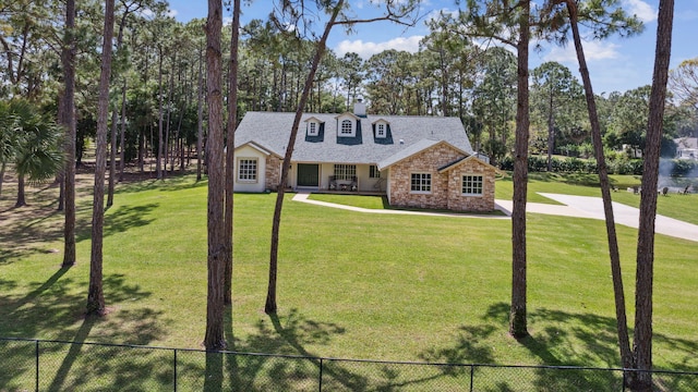 view of front facade featuring a front yard