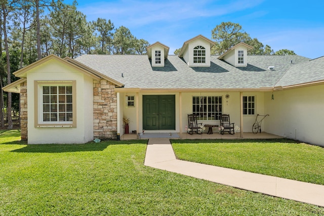 view of front of property featuring a front yard