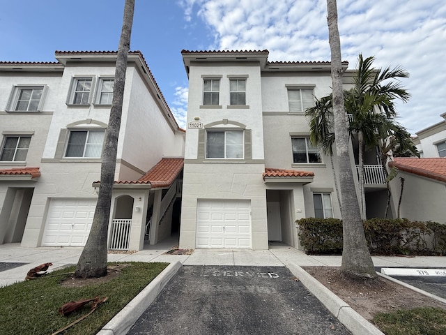 view of front facade featuring a garage