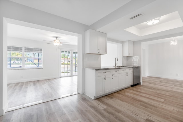 kitchen with ceiling fan, sink, tasteful backsplash, light hardwood / wood-style floors, and white cabinets