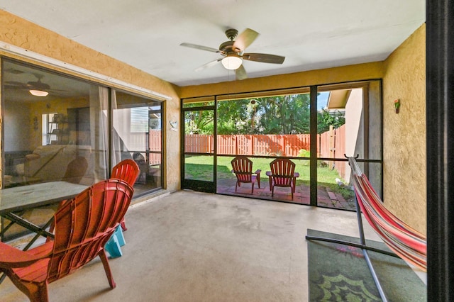 sunroom with ceiling fan