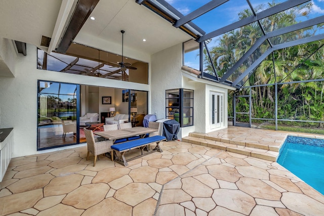 sunroom with ceiling fan