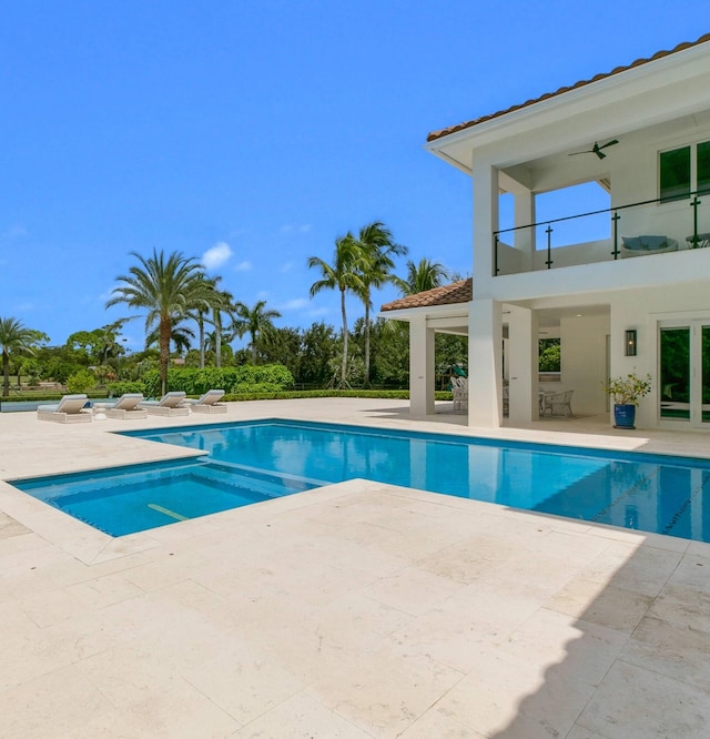 view of swimming pool featuring a patio area, an in ground hot tub, and ceiling fan