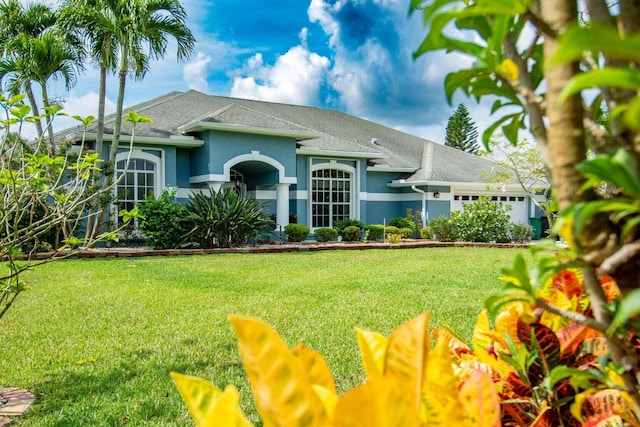 view of front of property featuring a front yard