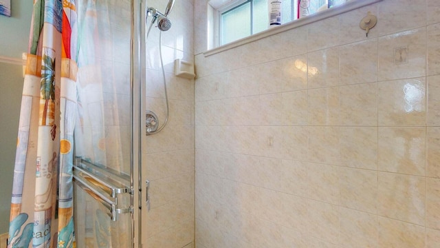 bathroom featuring a shower with shower curtain