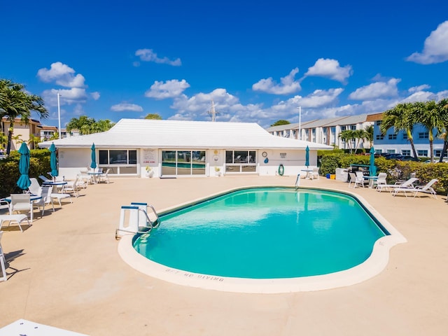 view of swimming pool featuring a patio