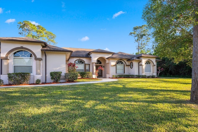 view of front of property featuring a front yard