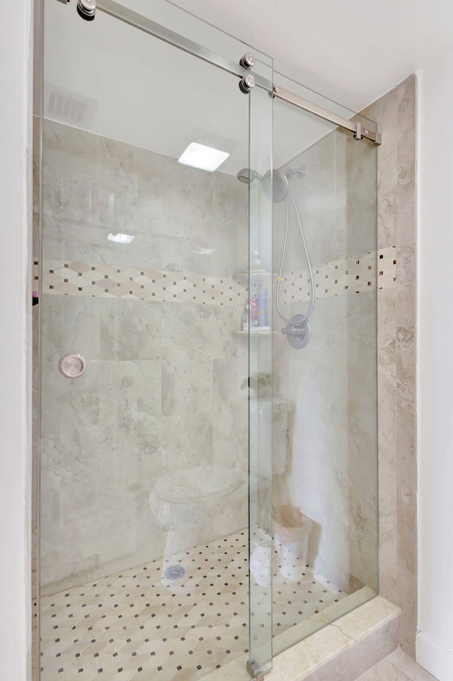 bathroom featuring tiled shower