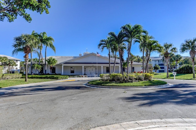 view of front of home featuring a front yard