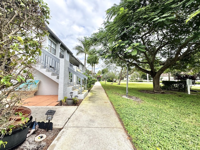 view of property's community featuring a lawn