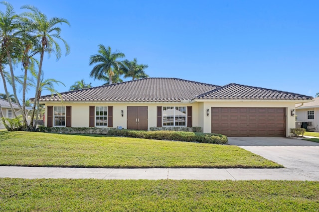 view of front facade featuring a garage and a front yard