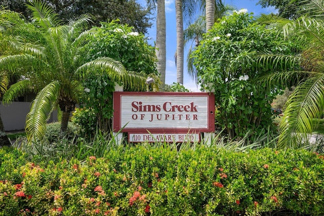 view of community / neighborhood sign