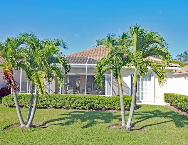 view of front of house featuring a lanai and a front yard