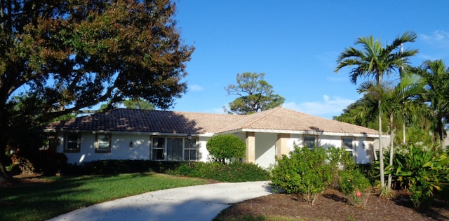 view of front of property featuring a front lawn