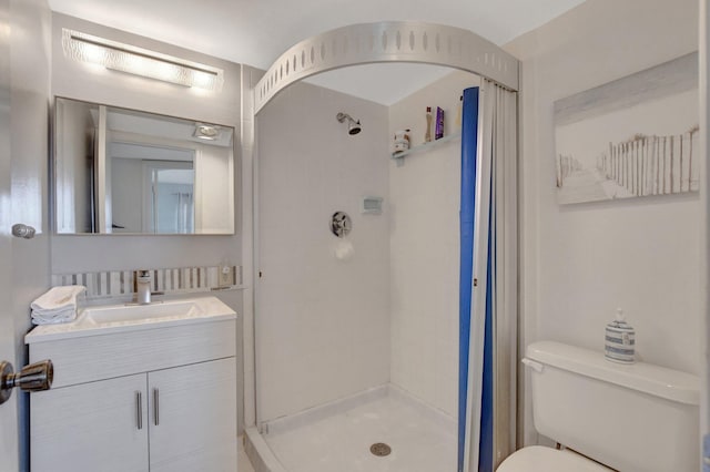 bathroom with vanity, curtained shower, and toilet