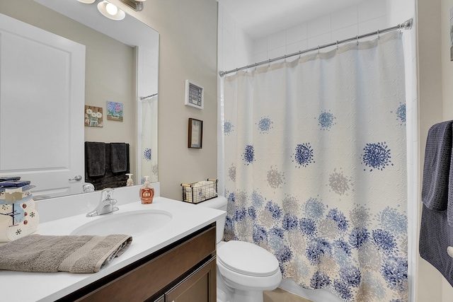 bathroom with a shower with shower curtain, vanity, and toilet