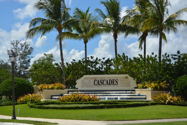 community / neighborhood sign featuring a lawn