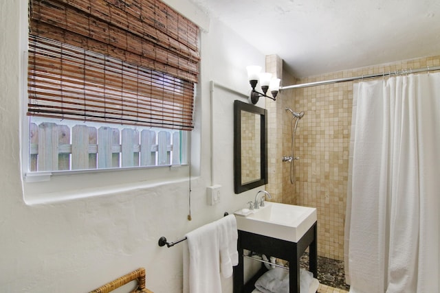 bathroom featuring a shower with shower curtain