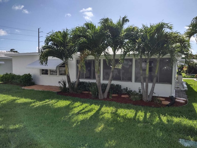 view of side of property featuring a lawn