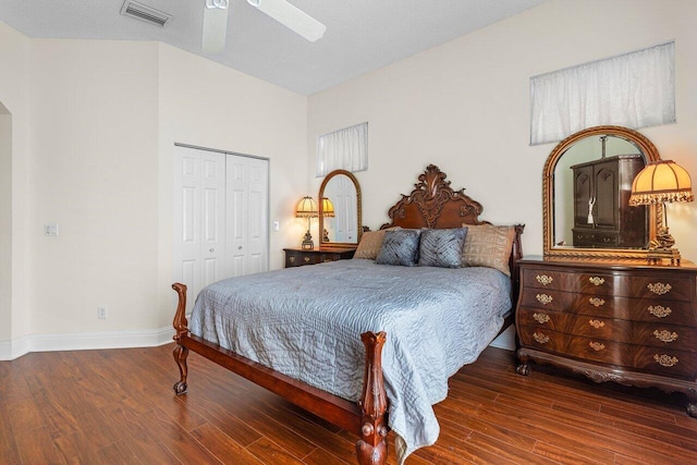 bedroom featuring dark hardwood / wood-style flooring, ceiling fan, and a closet