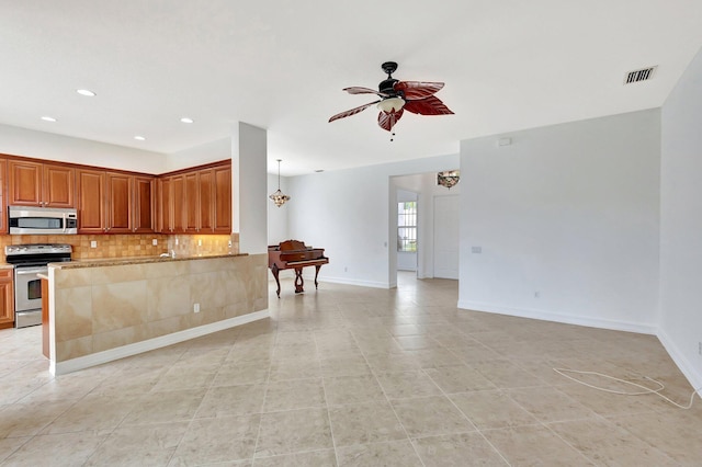 10623 Silverton Ln, Boynton Beach, FL 33437 - kitchen featuring stainless steel appliances, backsplash, open floor plan, a ceiling fan, and recessed lighting